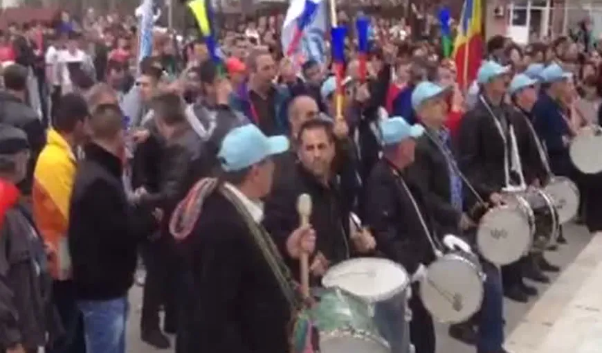 Muncitorii de la Dacia au ieşit în stradă, nemulţumiţi de amânarea lucrărilor Piteşti-Sibiu VIDEO