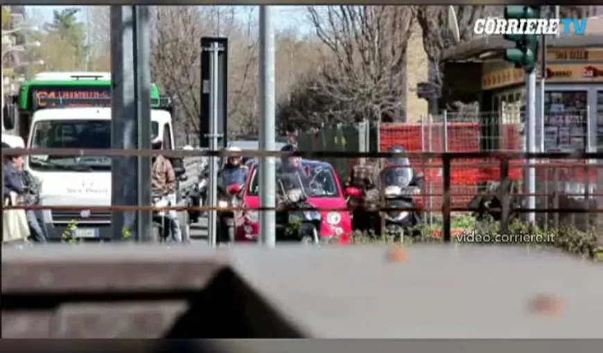 Cerşetor român, filmat în Italia. Vezi ce făcea bărbatul când credea că nimeni nu-l vede VIDEO