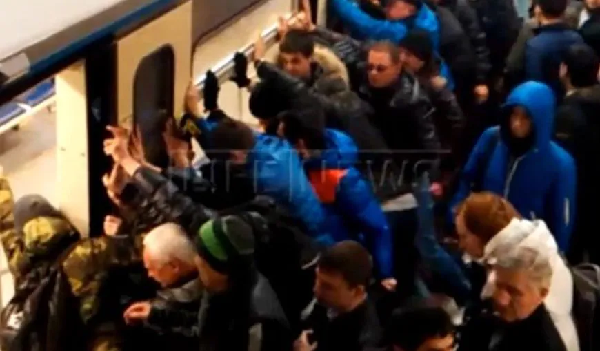 Gest incredibil al călătorilor aflaţi pe peron. Reacţia a zeci de oameni când o femeie cade sub METROU VIDEO