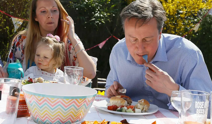 Premierul Cameron, ironizat în presă: A mâncat un hot dog cu cuţitul şi furculiţa VIDEO