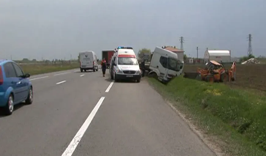 Accident spectaculos: Un camion care transporta un buldoexcavator s-a răsturnat pe şosea VIDEO