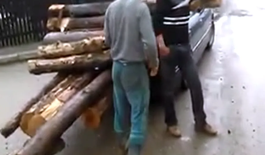 Imagini INCREDIBILE într-un sat din România. Un BMW a fost încărcat cu lemne VIDEO