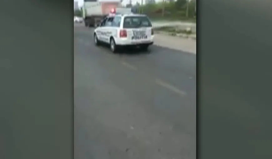 TUPEU INCREDIBIL. Poliţişti, ATACAŢI în plină stradă de cei de la care confiscaseră marfa VIDEO