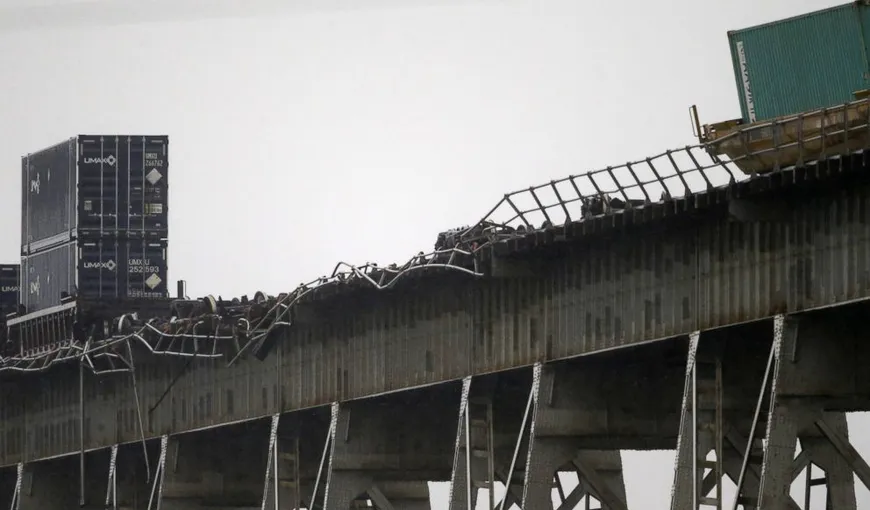 Imagini incredibile: Marfar suflat de vânt de pe un pod VIDEO