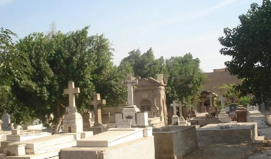 Ca în filmele de groază: Mormintele dintr-un cimitir au luat-o la vale VIDEO