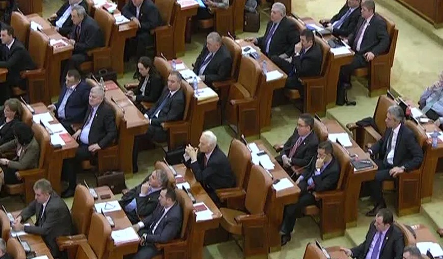 Jumătate dintre parlamentari au semnat ca să-şi mărească pensiile. Majorările ajung la 5.000 lei/lună