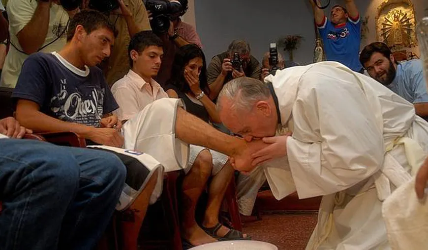 Ritualuri de Joia Mare: Papa Francisc spală picioarele a 12 deţinuţi