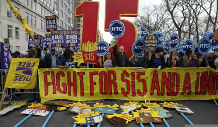 Protest la New Yok: Mii de persoane au manifestat pentru a cere un salariu minim de 15 dolari pe oră