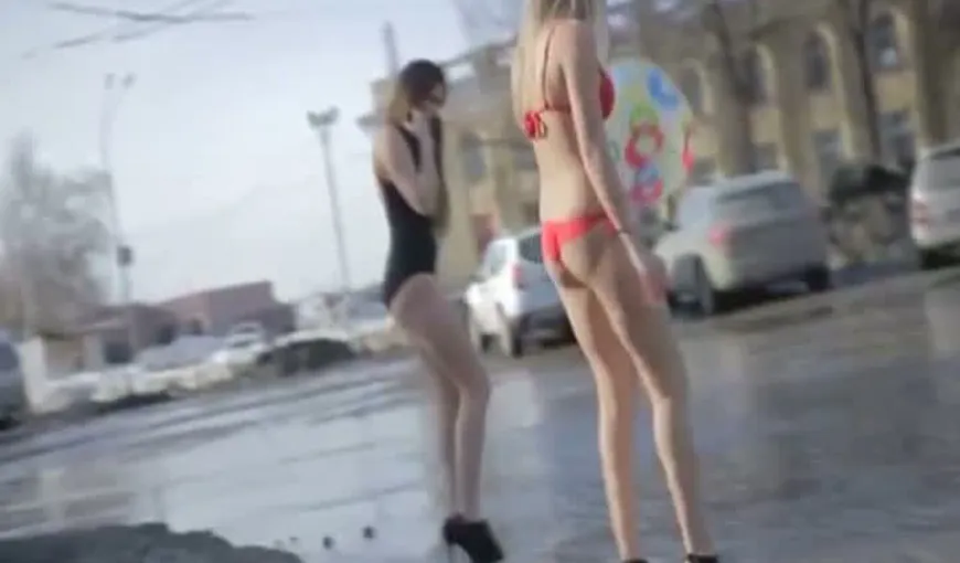 Protest sexy în Siberia: Mai multe tinere s-au dezbrăcat la 9 grade VIDEO