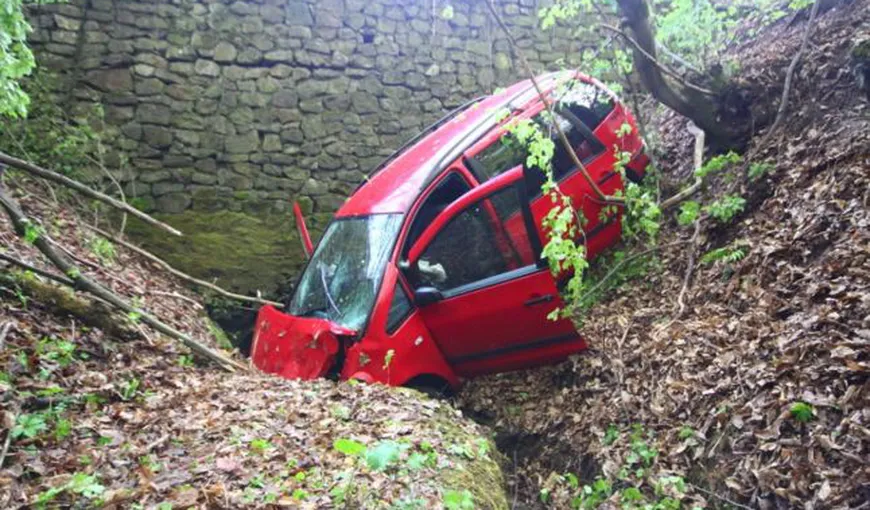 TRAGEDIE în Hunedoara. Doi morţi după ce şoferul a adormit la volan şi au căzut într-o râpă VIDEO