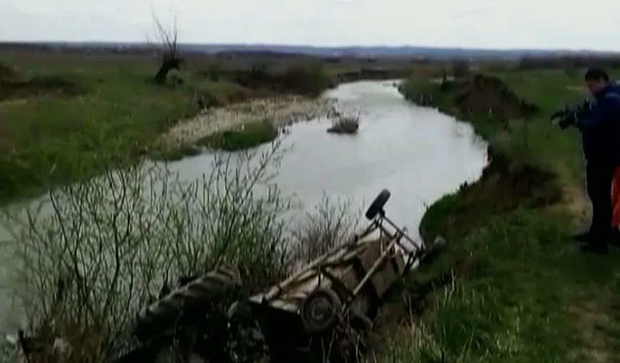 Sfârşit tragic: Un bărbat a murit după ce a căzut cu tractorul în râu