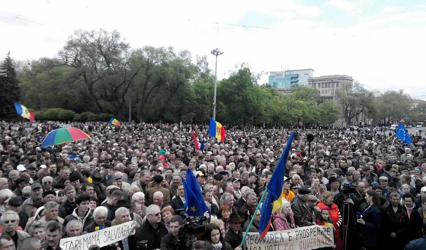 PROTEST de amploare. Mii de persoane, în stradă la Chişinău