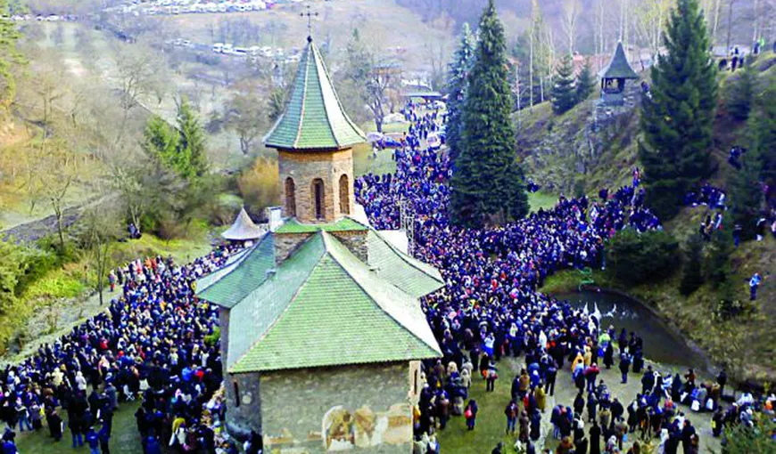 Aproximativ 95.000 de oameni au fost în pelerinaj la mormântul părintelui Arsenie Boca VIDEO