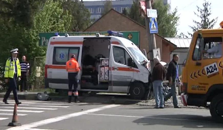 AMBULANŢĂ implicată într-un grav accident de circulaţie în Bacău VIDEO