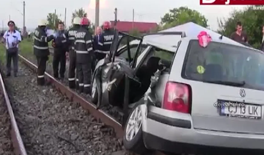 Accident şocant. Un autoturismul a fost lovit în plin de un tren şi împins câţiva metri pe şine VIDEO