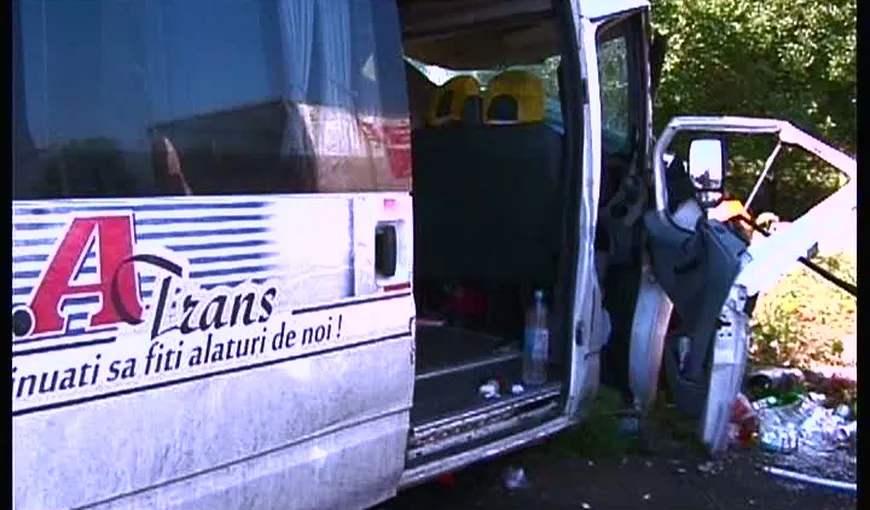 Un microbuz cu pasageri, implicat într-un accident rutier, în Prahova. Opt persoane au fost rănite VIDEO