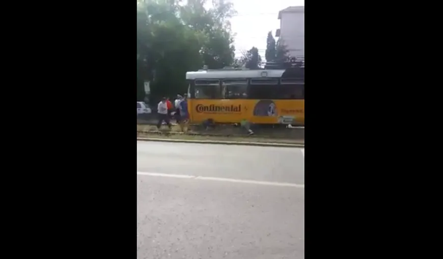 O fetiţă a scăpat ca prin minune după ce a fost prinsă sub tramvai VIDEO