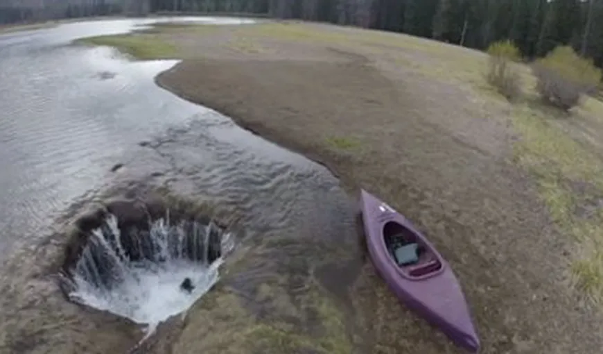 Ciudăţeniile Terrei. Un lac se „ascunde” în fiecare vară într-o groapă misterioasă VIDEO