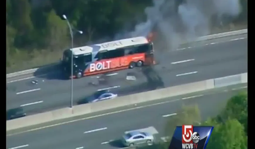 Un autobuz a luat foc şi a explodat pe o autostradă din SUA VIDEO