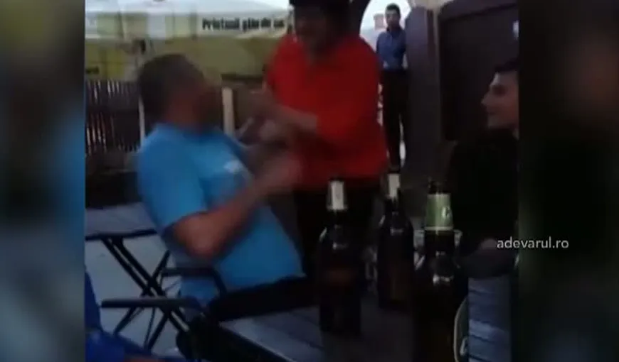 Bărbat bătut de soacră, în cârciumă, de faţă cu prietenii de pahar VIDEO