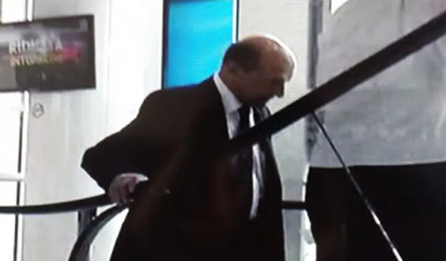 Traian Băsescu, surprins pe aeroportul Otopeni. Fostul preşedinte a plecat la o conferinţă în Varşovia