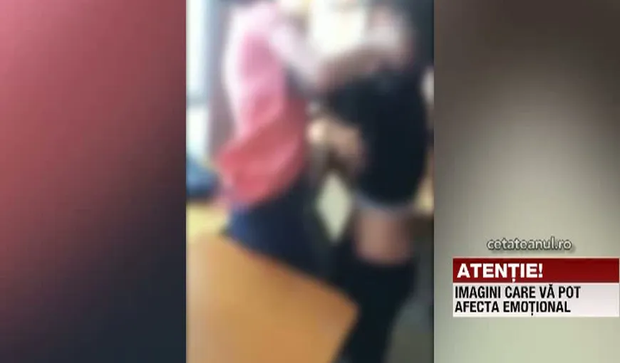 Bătaie cruntă într-o sală de clasă: Două eleve s-au lovit cu pumnii şi picioarele VIDEO