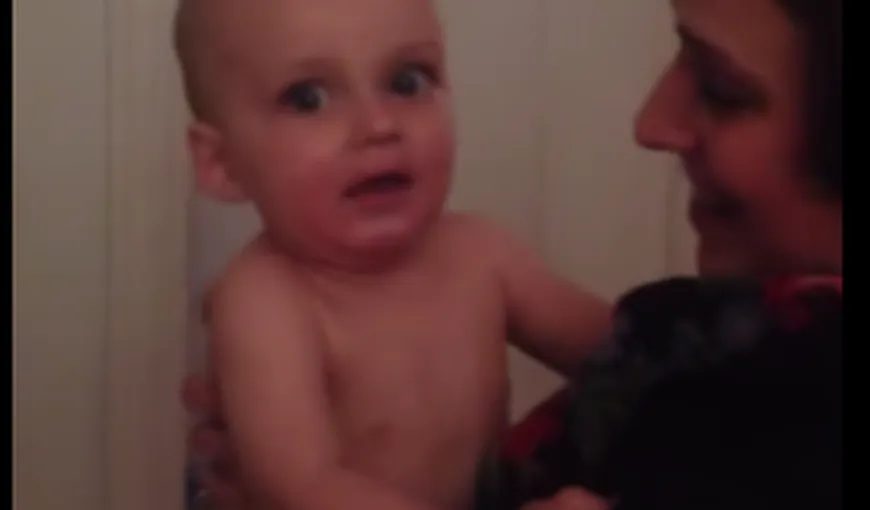 Reacţia unui bebeluş care o întâlneşte pentru prima dată pe sora geamănă a mamei sale VIDEO