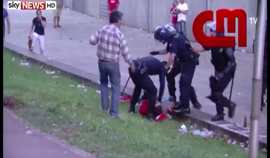 Suporter bătut crunt de jandarmi, sub privirile fiului. Motivul actului de violenţă este halucinant VIDEO