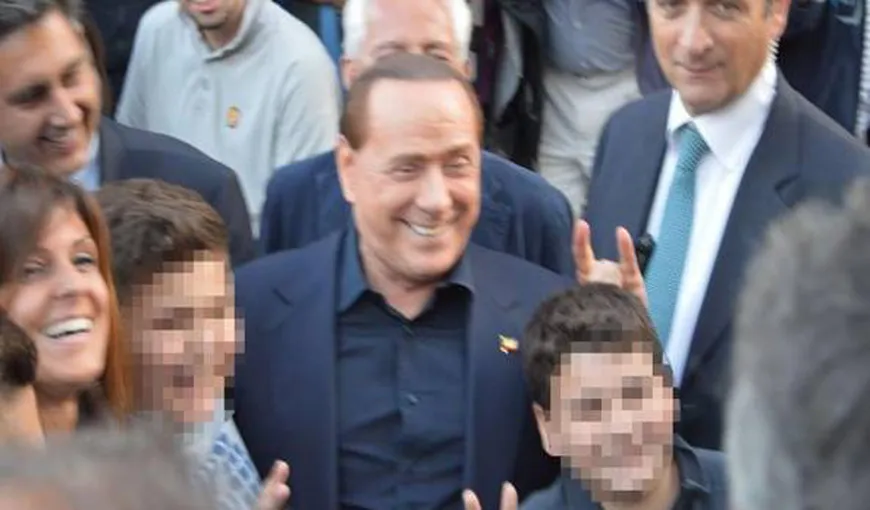 Silvio Berlusconi, glume la un miting electoral: I-a pus „coarne” unui băieţel FOTO