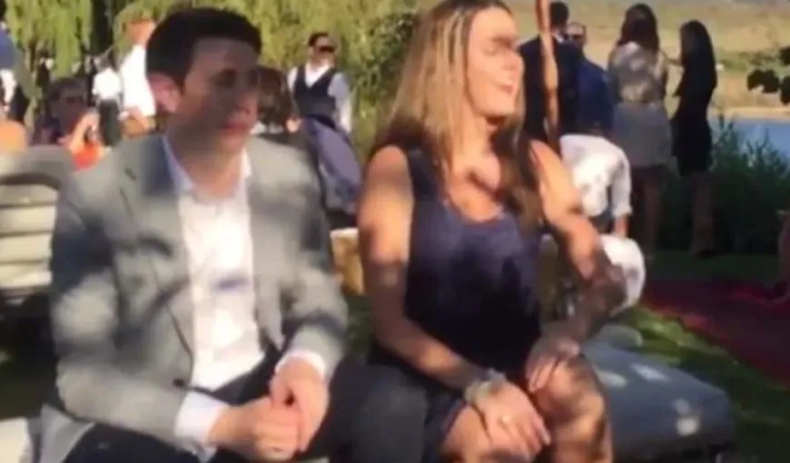 Reacţia unui bărbat în timp ce iubita încearcă să prindă buchetul la o nuntă a devenit VIRALĂ. VIDEO