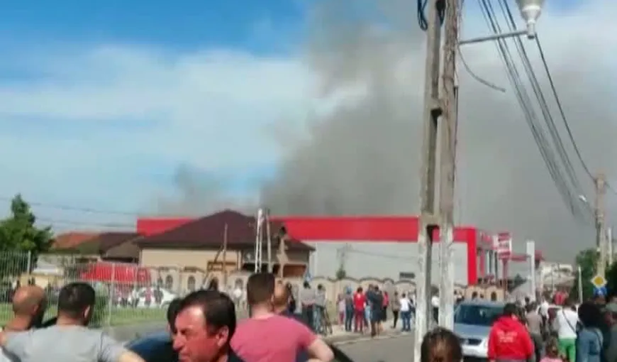 Incendiu de proporţii într-un supermarket din Caracal. Clienţii şi angajaţii au evacuat magazinul VIDEO
