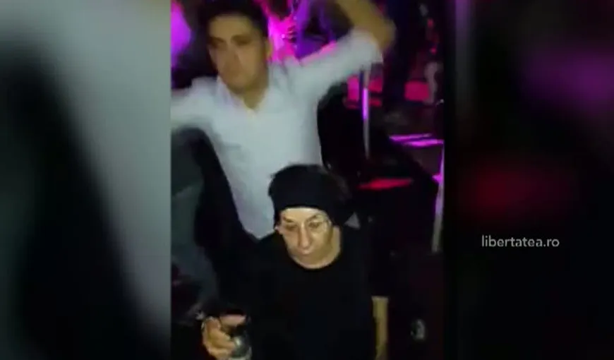 Imagini incendiare într-un club din Timişoara. Un fotbalist se distrează de minune cu o pensionară VIDEO