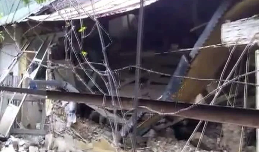 O casă din Caracal, distrusă de explozie. O femeie a ajuns la spital VIDEO