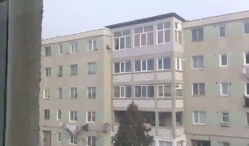 Cum face un român grătar în aer liber la etajul 4. Imagini incredibile pline de ingeniozitate autohtonă VIDEO