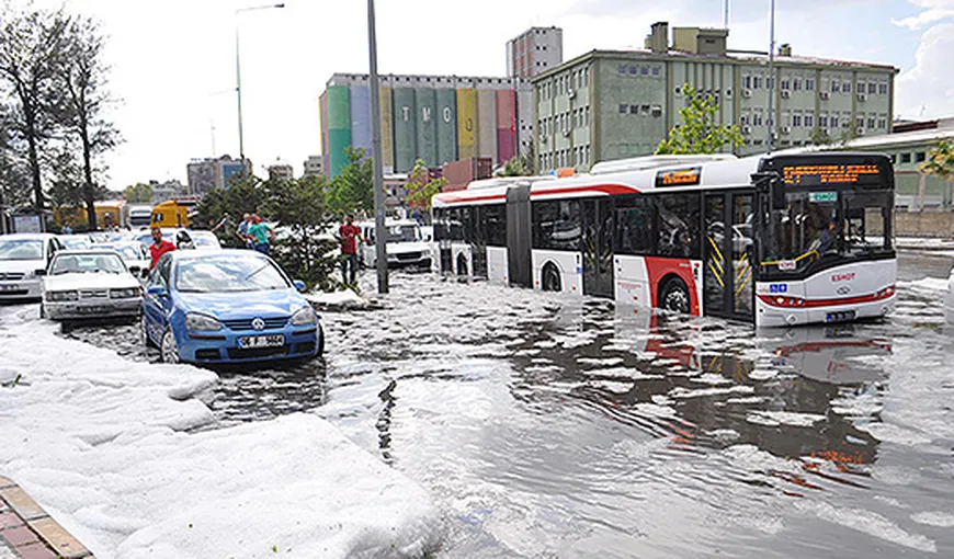 Prăpăd la Izmir, după o ploaie torenţială. Oameni şi vehicule târâte sute de metri e o viitură puternică VIDEO