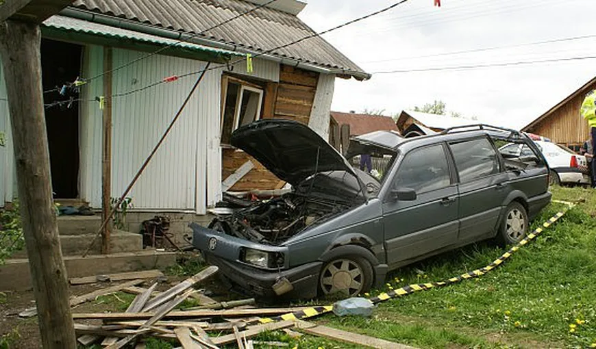Doi soţi au murit într-un accident cumplit, la Suceava. Au intrat cu maşina într-o casă VIDEO