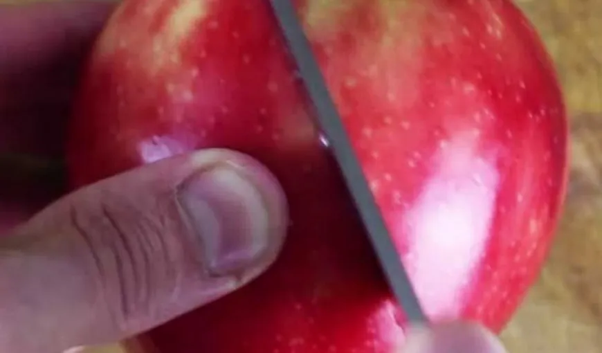 VIDEO VIRAL: Până acum ai procedat GREŞIT! Cum se taie corect un măr