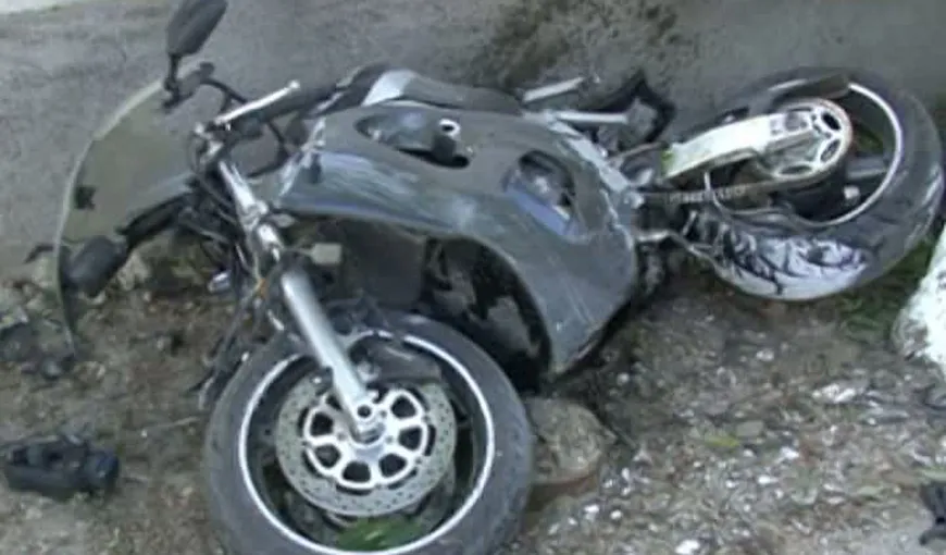CURSĂ NEBUNĂ spre MOARTE. Un tânăr şi-a pierdut viaţa după ce motocicleta i-a scăpat de sub control VIDEO