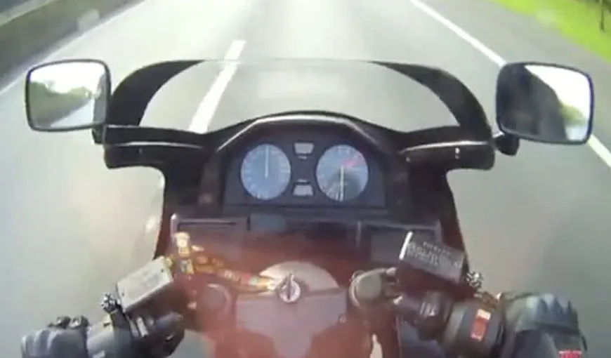 Un motociclist a scăpat ca prin minune după un accident teribil. A pierdut controlul la 200 km/h VIDEO