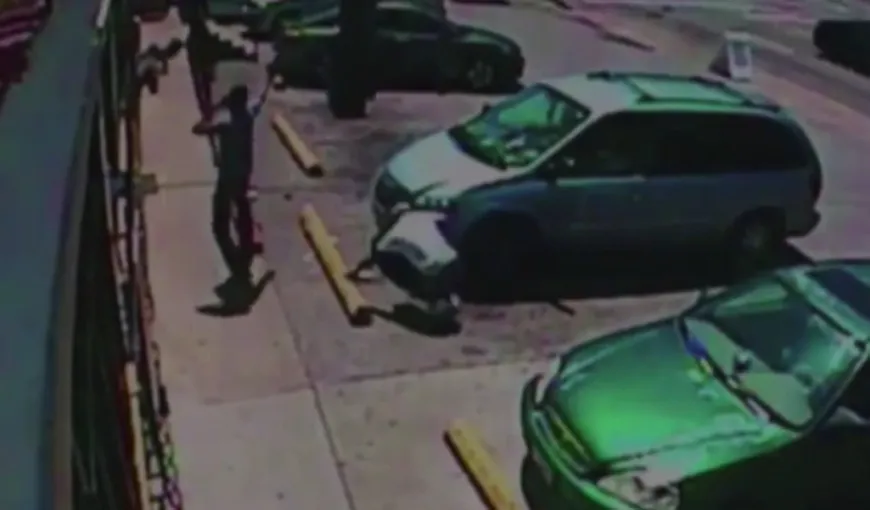 Momentul şocant în care un bărbat vorbeşte la telefon în timp ce trage cu arma pe stradă VIDEO