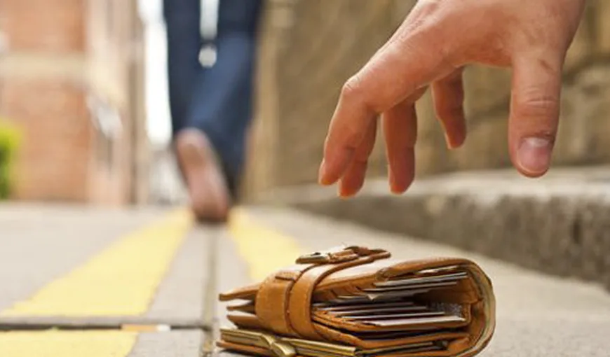 CAMERA ASCUNSĂ: Ce se întâmplă când găseşti un portofel pe stradă. VIDEO