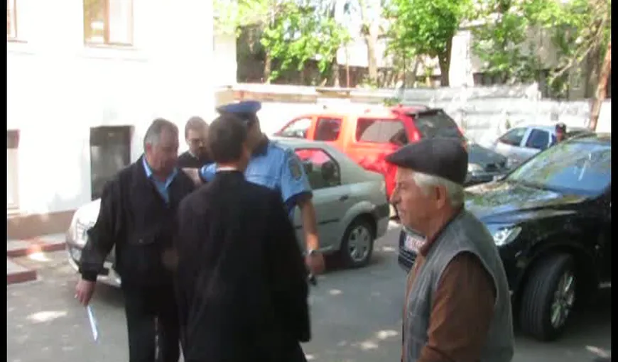 Episcopul de Huşi, apărat cu poliţia de furia enoriaşilor VIDEO