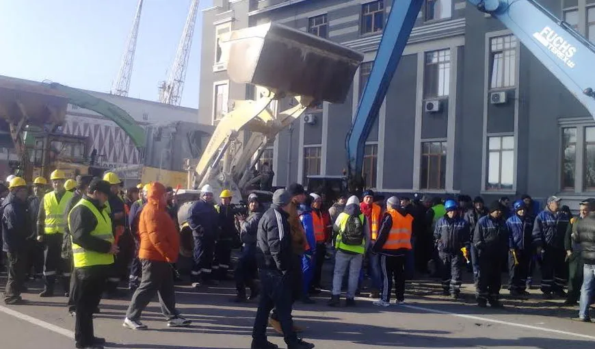 Protest al sindicaliştilor din Portul Constanţa în faţa Ministerului Transporturilor