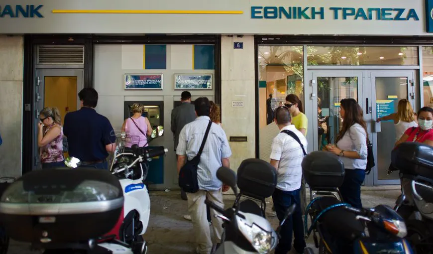 Retragerile din depozitele bancare constituite în Grecia s-au accelerat. Au ieşit zeci de miliarde de euro