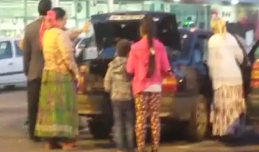 IMAGINEA ZILEI: Nouă romi s-au înghesuit într-o maşină, inclusiv în portbagaj, peste cumpărături VIDEO