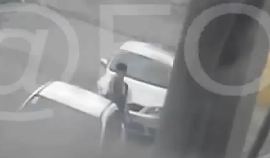 SEX pe stradă, în plină zi. Scena petrecută între maşini a fost filmată şi pusă pe net VIDEO