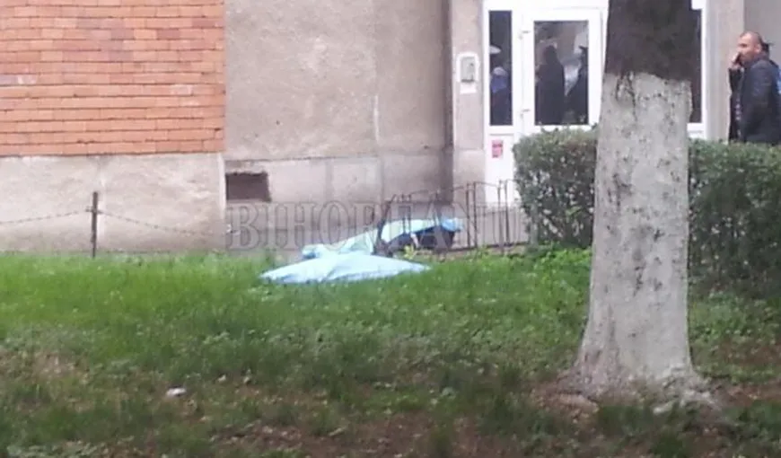 Dublă sinucidere la Oradea: Doi tineri s-au aruncat de un bloc cu 10 etaje. Au murit pe loc VIDEO