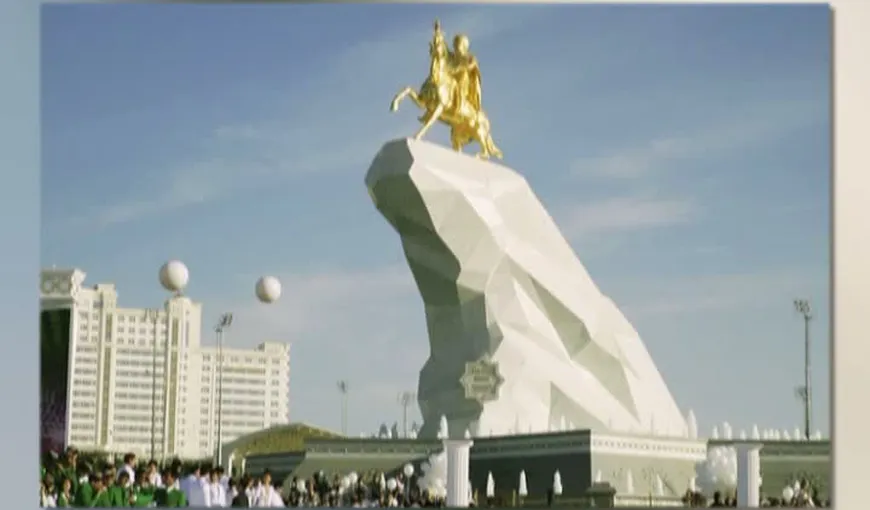 Preşedintele turkmen şi-a construit statuie de aur, la „cererea poporului” FOTO