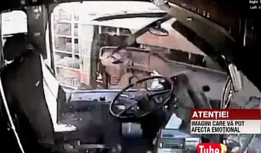 Accident grav: Un tren mărfar a lovit în plin un autobuz cu călători VIDEO