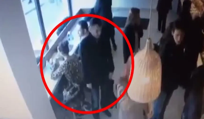 Hoţ surprins de camerele de supraveghere în timp ce fură portofelul din geanta unei femei VIDEO